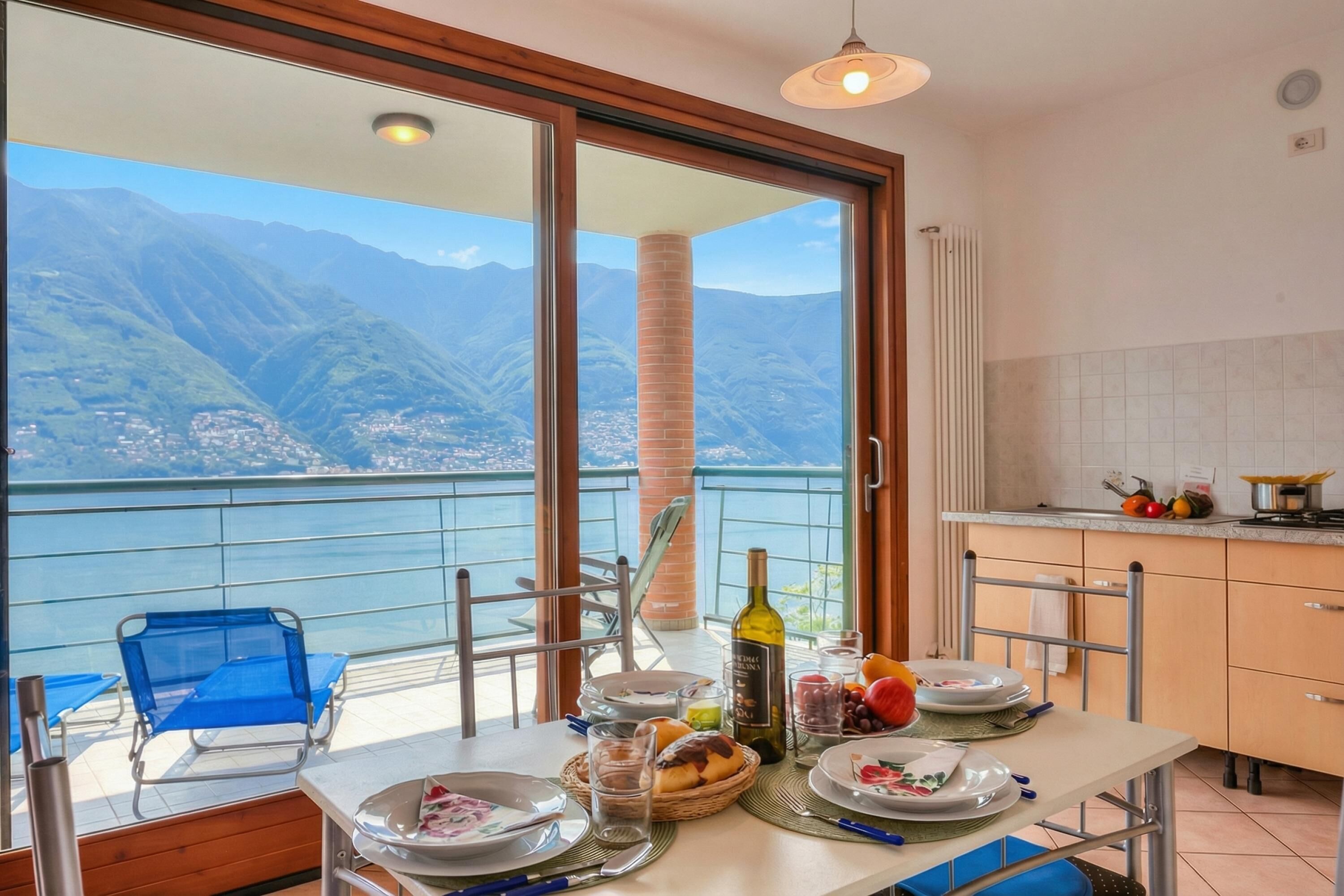 Family Apartment, Multiple Bedrooms, Mountainside (Va Pensiero sul lago Stunning View) | Dining