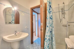 Familjelägenhet - flera sovrum - intill bergen (Va Pensiero sul lago Stunning View) | Badrum | Dusch, regndusch, gratis toalettartiklar och hårtork