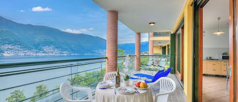 Family Apartment, Multiple Bedrooms, Mountainside (Va Pensiero sul lago Stunning View) | Outdoor dining