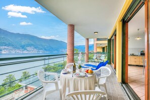 Apartemen Keluarga, beberapa kamar, tepi gunung (Va Pensiero sul lago Stunning View) | Tempat makan outdoor