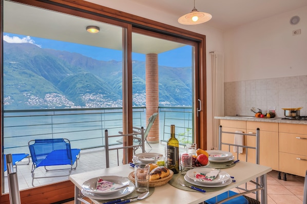Family Apartment, Multiple Bedrooms, Mountainside (Va Pensiero sul lago Stunning View) | Dining