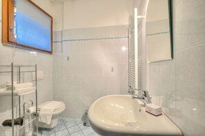 Family Apartment, Multiple Bedrooms, Mountainside (Va Pensiero sul lago Stunning View) | Bathroom | Shower, rainfall showerhead, free toiletries, hair dryer - Va Pensiero sul lago Stunning View (Tronzano Lago Maggiore)