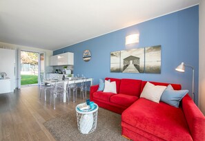 Family Villa, Multiple Bedrooms, 2 Bathrooms, Mountainside (Villa Il Gelsomino Bellavista) | Living area | 21-inch flat-screen TV with cable channels, TV - Villa Il Gelsomino Bellavista (Besozzo)