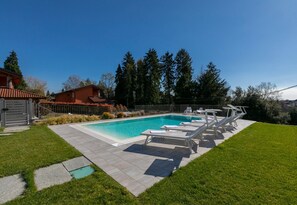 Una piscina al aire libre de temporada