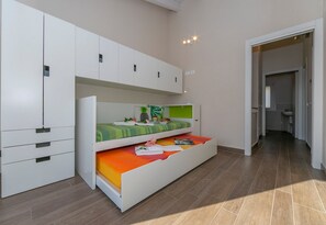 3 habitaciones, tabla de planchar con plancha, wifi y ropa de cama
