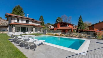 Biệt thự dành cho gia đình, nhiều phòng ngủ, 2 phòng tắm, cạnh núi (Villa Il Gelsomino Bellavista) | Hồ bơi | Hồ bơi ngoài trời phục vụ theo mùa