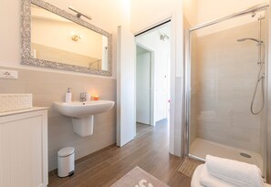 Familienvilla, Mehrere Schlafzimmer, 2 Bäder, Bergseite (Villa Il Gelsomino Bellavista) | Badezimmer | Dusche, Regendusche, Haartrockner, Bidet