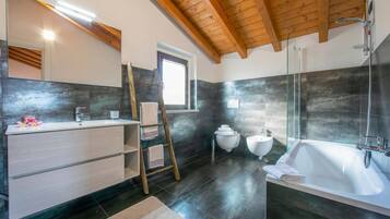 Family Villa, Multiple Bedrooms, 2 Bathrooms, Mountainside (Villa Laura Private Pool and Garden) | Bilik Mandi | Gabungan pancuran/tab mandi, hulu semburan mandi hujan