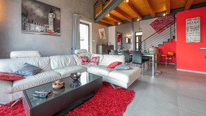 Familie villa, 4 slaapkamers, 2 badkamers (Villa Laura Private Pool and Garden) | Woonruimte | Een 22-inch flatscreentelevisie met kabelzenders en een televisie