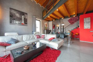 Familienvilla, Mehrere Schlafzimmer, 2 Bäder, Bergseite (Villa Laura Private Pool and Garden) | Wohnbereich