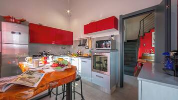 Family Villa, 4 Bedrooms, 2 Bathrooms, Mountainside (Villa Laura Private Pool and Garden) | Dapur peribadi | Peti sejuk/penyejuk beku saiz penuh, ketuhar gelombang mikro, ketuhar