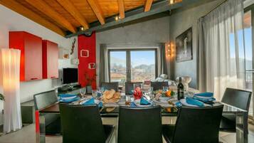 Family Villa, Multiple Bedrooms, 2 Bathrooms, Mountainside (Villa Laura Private Pool and Garden) | Tempat makan