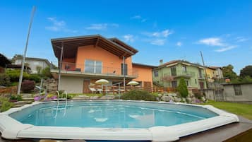 Kolam renang outdoor musiman