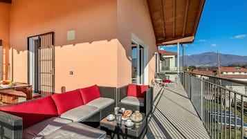 Villa familiare, camere multiple, 2 bagni, lato montagna (Villa Laura Private Pool and Garden) | Ristorazione all'aperto