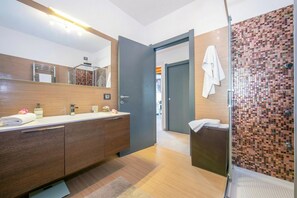 Family Villa, Multiple Bedrooms, 2 Bathrooms, Mountainside (Villa Laura Private Pool and Garden) | Bathroom
