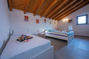Family Villa, Multiple Bedrooms, 2 Bathrooms, Mountainside (Villa Laura Private Pool and Garden)