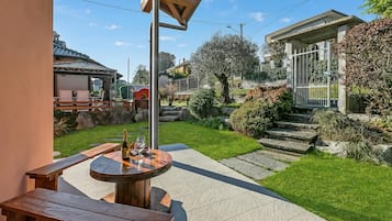 Biệt thự dành cho gia đình, nhiều phòng ngủ, 2 phòng tắm (Villa Laura Private Pool and Garden) | Khu ẩm thực ngoài trời