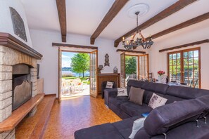 Perhehuvila, useita makuuhuoneita, 2 kylpyhuonetta, järven rannalla (Villa Martine Au Bord Du Lac) | Oleskelualue | 22–tuumainen taulutelevisio, jossa kaapelikanavat