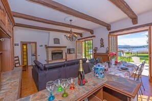 Familjevilla - flera sovrum - 2 badrum - vid sjön (Villa Martine Au Bord Du Lac) | Restaurang utomhus
