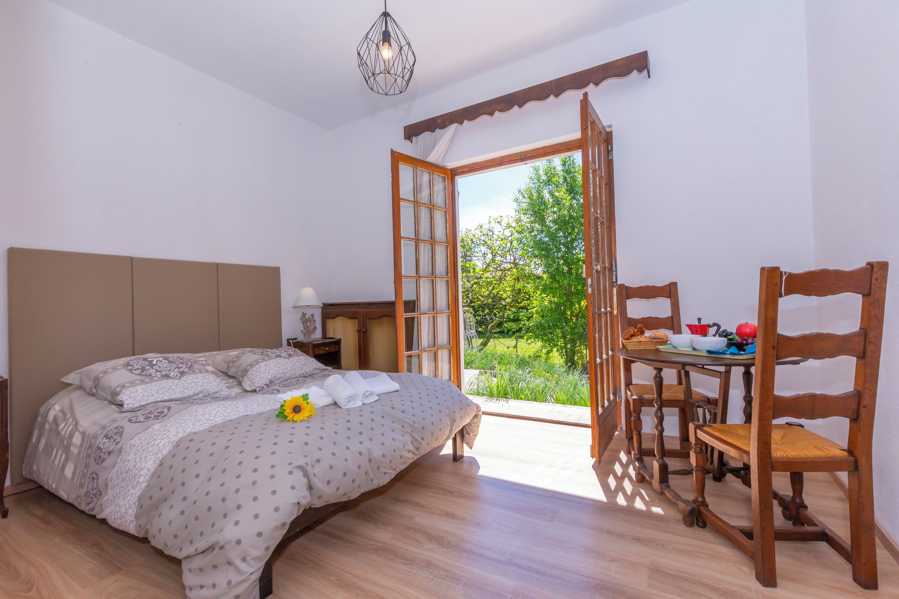 Familienvilla, Mehrere Schlafzimmer, 2 Bäder, Seeseite (Villa Martine Au Bord Du Lac) | 3 Schlafzimmer, Bügeleisen/Bügelbrett, kostenloses WLAN, Bettwäsche