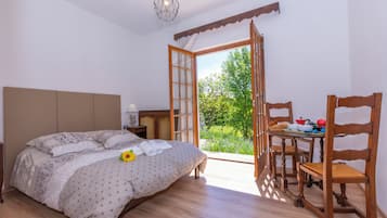 Familienvilla, Mehrere Schlafzimmer, 2 Bäder, Seeseite (Villa Martine Au Bord Du Lac) | 3 Schlafzimmer, Bügeleisen/Bügelbrett, kostenloses WLAN, Bettwäsche