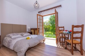 Perhehuvila, useita makuuhuoneita, 2 kylpyhuonetta, järven rannalla (Villa Martine Au Bord Du Lac) | 3 makuuhuonetta, silitysrauta/-lauta, ilmainen Wi-Fi, vuodevaatteet