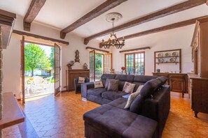 22-Zoll-Flachbildfernseher mit Kabelempfang, Fernseher, Kamin