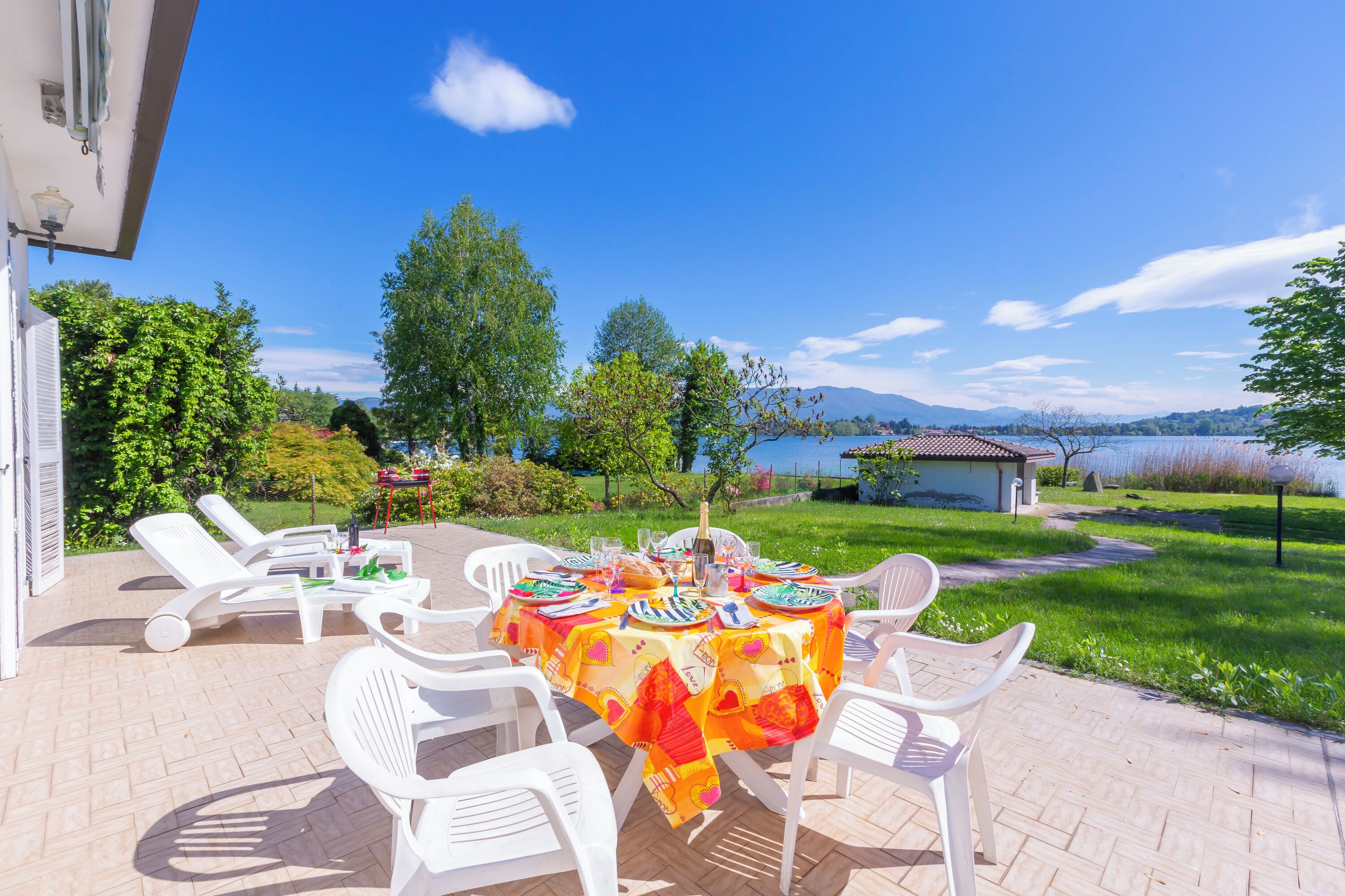 Family Villa, Multiple Bedrooms, 2 Bathrooms, Lakeside (Villa Martine Au Bord Du Lac) | Outdoor dining
