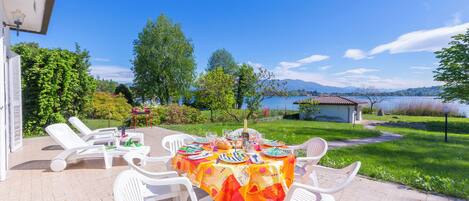 Family Villa, Multiple Bedrooms, 2 Bathrooms, Lakeside (Villa Martine Au Bord Du Lac) | Outdoor dining