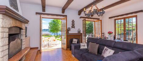 Villa Familiale, plusieurs chambres, 2 salles de bains (Villa Martine Au Bord Du Lac) | Coin séjour | Télévision à écran plat de 22 pouces avec chaßnes par cùble, télévision