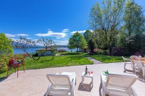 Familie villa, meerdere slaapkamers, 2 badkamers, aan het meer (Villa Martine Au Bord Du Lac) | Terras