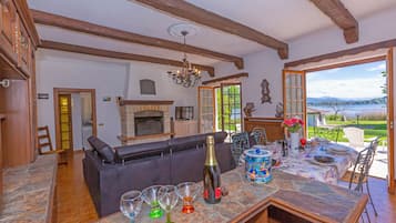 Family Villa, Multiple Bedrooms, 2 Bathrooms, Lakeside (Villa Martine Au Bord Du Lac) | Outdoor dining