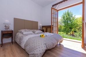 Villa Familiale, plusieurs chambres, 2 salles de bains (Villa Martine Au Bord Du Lac) | 3 chambres, fer et planche Ă repasser, Wi-Fi, draps fournis