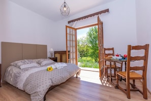 Family Villa, Multiple Bedrooms, 2 Bathrooms, Lakeside (Villa Martine Au Bord Du Lac)