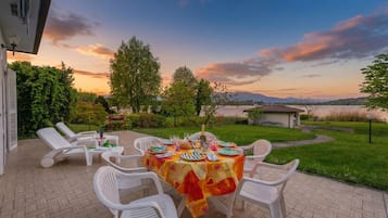 Biệt thự dành cho gia đình, nhiều phòng ngủ, 2 phòng tắm, cạnh hồ (Villa Martine Au Bord Du Lac) | Khu ẩm thực ngoài trời