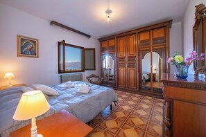 Apartemen Keluarga, beberapa kamar, tepi gunung (Oasi di Castelveccana Apt Pool and) | 3 kamar tidur, setrika/meja setrika, Wi-Fi gratis, dan seprai linen
