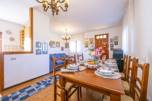 Departamento familiar, varias habitaciones, junto a la montaña (Oasi di Castelveccana Apt Pool and) | Restaurantes