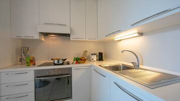 Apartemen Keluarga, 2 kamar tidur, tepi danau (Vista di Maccagno Fantastico Pool) | Dapur pribadi | Lemari es besar, oven, kompor, dan mesin pencuci piring