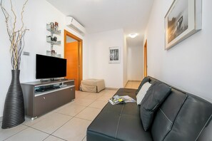 Family Apartment, Multiple Bedrooms, Lakeside (Vista di Maccagno Fantastico Pool) | Living area