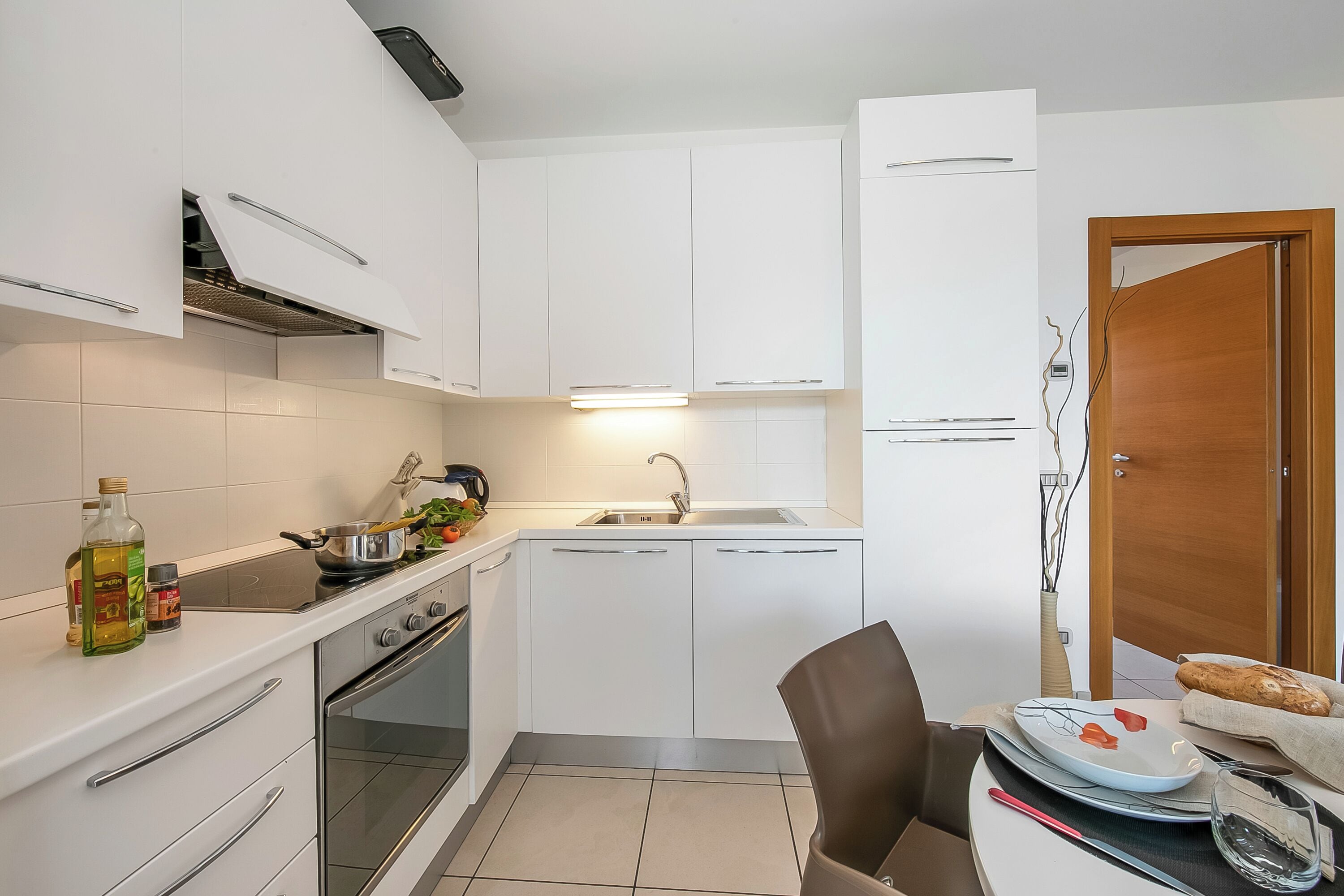 Apartemen Keluarga, beberapa kamar, tepi danau (Vista di Maccagno Fantastico Pool) | Dapur pribadi | Lemari es besar, oven, kompor, dan mesin pencuci piring