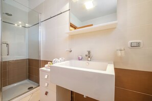 Familienapartment, Mehrere Schlafzimmer, Seeseite (Vista di Maccagno Fantastico Pool) | Badezimmer | Dusche, Regendusche, kostenlose Toilettenartikel, Bidet