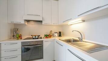Appartamento familiare, camere multiple, lato lago (Vista di Maccagno Fantastico Pool) | Cucina privata | Frigorifero con congelatore, forno, piano cottura, lavastoviglie