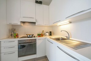 Family Apartment, Multiple Bedrooms, Lakeside (Vista di Maccagno Fantastico Pool) | Private kitchen