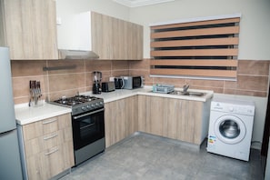 Quarto casal superluxo | Cozinha americana privada | Geladeira grande, micro-ondas, fogão, torradeira