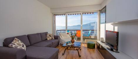 Appartement Familial, 2 chambres, 2 salles de bains, cÎté montagne (Aldesago Panoramica) | Coin séjour | Télévision à écran plat de 22 pouces avec chaßnes numériques, télévision