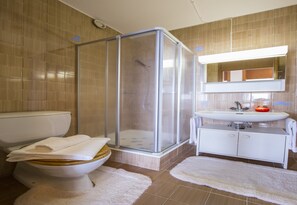 Apartamento familiar, varias habitaciones, 2 baños, junto a la montaña (Aldesago Panoramica) | Baño | Bañera y ducha independientes y cabezal de ducha tipo lluvia
