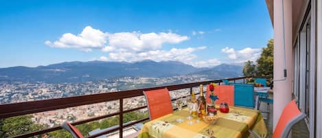 Departamento familiar, 2 habitaciones, 2 baños, junto a la montaña (Aldesago Panoramica) | Restaurante al aire libre