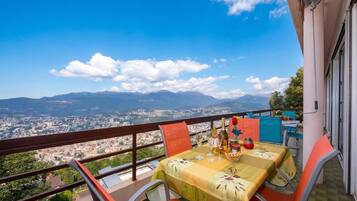 Family Apartment, Multiple Bedrooms, 2 Bathrooms, Mountainside (Aldesago Panoramica) | Outdoor dining