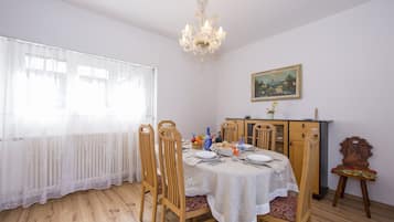 Family Apartment, 2 Bedrooms, 2 Bathrooms, Mountainside (Aldesago Panoramica) | Dining room