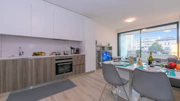 Lemari es besar, microwave, oven, dan kompor